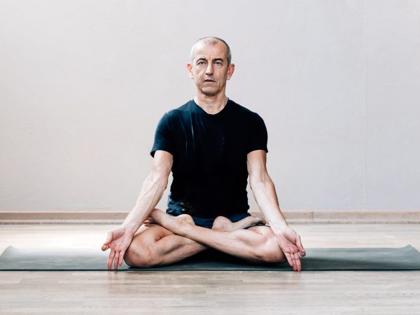 Bali Yoga, Via Friuli 26 Milano

Traendo ispirazione da ciascuno dei IV pādā (capitoli o lezioni) che compongono lo Haṭha(yoga)pradīpikā  - tra i testi più significativi della tradizione dello hatha yoga -, Piero ci guiderà attraverso le raffinate pratiche di āsana (posture), prāṇāyāma (tecniche di respirazione), bhanda (chiusure energetiche), mudrā (gesti energetici) e dhyāna (meditazione), con un approccio capace di favorire un’esperienza contemplativa e profonda degli effetti più sottili della pratica, senza i quali la pratica stessa rischia di limitarsi a un mero seppur gratificante esercizio fisico, anziché la sublime via per raggiungere lo stato del samādhi (assorbimento nella natura del vero Sé).
Le tre ore e mezza del workshop si dispiegano intrecciando l’esposizione del testo con le pratiche.
